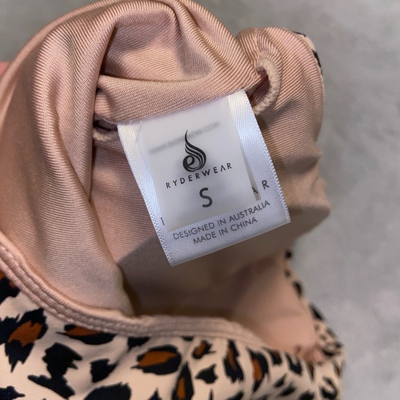 One shoulder sports bra - Picture 3 of 3